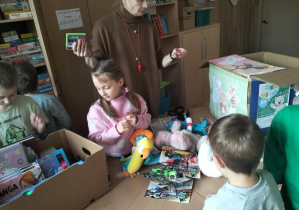 Finał akcji charytatywnej "Dzień Pluszowego Misia"_pakowanie zebranych darów.