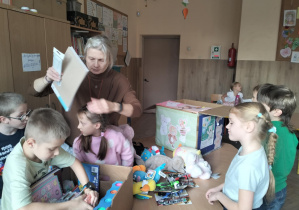 Finał akcji charytatywnej "Dzień Pluszowego Misia"_pakowanie zebranych darów.