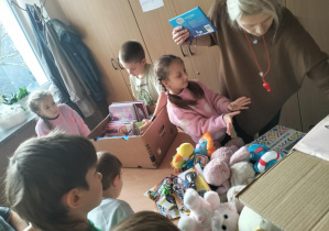 Finał akcji charytatywnej "Dzień Pluszowego Misia"_pakowanie zebranych darów.