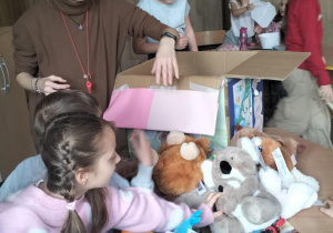 Finał akcji charytatywnej "Dzień Pluszowego Misia"_pakowanie zebranych darów.