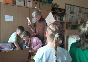 Finał akcji charytatywnej "Dzień Pluszowego Misia"_pakowanie zebranych darów.