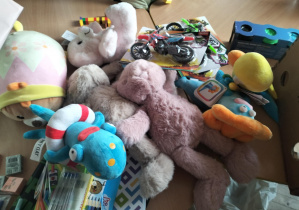 Finał akcji charytatywnej "Dzień Pluszowego Misia"_pakowanie zebranych darów.