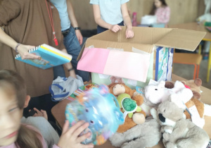 Finał akcji charytatywnej "Dzień Pluszowego Misia"_pakowanie zebranych darów.