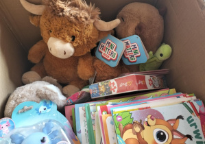 Finał akcji charytatywnej "Dzień Pluszowego Misia"_pakowanie zebranych darów.