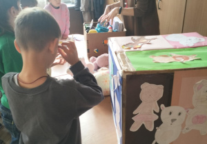 Finał akcji charytatywnej "Dzień Pluszowego Misia"_pakowanie zebranych darów.