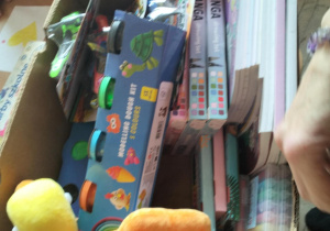 Finał akcji charytatywnej "Dzień Pluszowego Misia"_pakowanie zebranych darów.