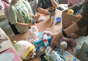 Finał akcji charytatywnej "Dzień Pluszowego Misia"_pakowanie zebranych darów.