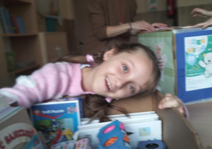 Finał akcji charytatywnej "Dzień Pluszowego Misia"_pakowanie zebranych darów.