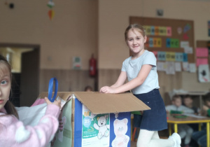 Finał akcji charytatywnej "Dzień Pluszowego Misia"_pakowanie zebranych darów.