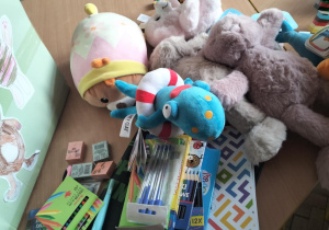 Finał akcji charytatywnej "Dzień Pluszowego Misia"_pakowanie zebranych darów.