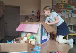 Finał akcji charytatywnej "Dzień Pluszowego Misia"_pakowanie zebranych darów.
