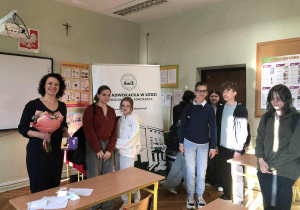 Lekcja obywatelska i prawo spadkowe w klasie 8a_pamiątkowe zdjęcie z dr Agatą Wróbel-Kryńską.