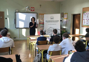 Lekcja obywatelska w klasie 8a przeprowadzona przez dr Agatę Wróbel-Kryńską.