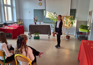 Występ uczennicy klasy 4a.