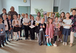 Uczniowie z grupy wiekowej I-III po ogłoszeniu wyników konkursu_pamiątkowe zdjęcie z Komisją Konkursową.