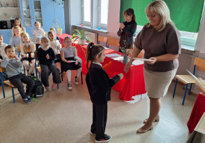Moment wręczenia nagród przez panią dyrektor Monikę Siedmiogrodzką.