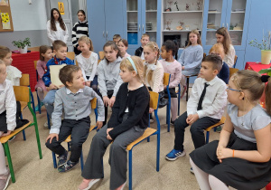 Uczniowie z grupy wiekowej I-III tuż przed konkursem.