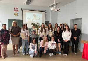 Uczniowie z grupy wiekowej VII-VIII po ogłoszeniu wyników konkursu_pamiątkowe zdjęcie z Komisją Konkursową.