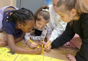 Dzień Życzliwości i Pozdrowień w klasie 1a_tworzenie Muru Życzliwości.