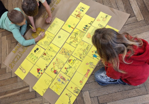 Dzień Życzliwości i Pozdrowień w klasie 1a_tworzenie Muru Życzliwości.