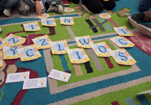 Dzień Życzliwości i Pozdrowień w klasie 1a_karty dotyczące "sytuacji trudnych".