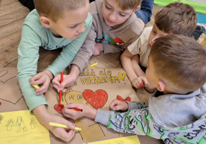 Dzień Życzliwości i Pozdrowień w klasie 1a_tworzenie Muru Życzliwości.