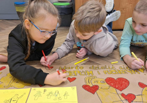 Dzień Życzliwości i Pozdrowień w klasie 1a_tworzenie Muru Życzliwości.