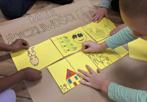 Dzień Życzliwości i Pozdrowień w klasie 1a_tworzenie Muru Życzliwości.