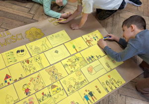 Dzień Życzliwości i Pozdrowień w klasie 1a_tworzenie Muru Życzliwości.