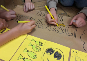 Dzień Życzliwości i Pozdrowień w klasie 1a_tworzenie Muru Życzliwości.