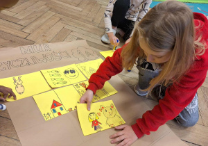 Dzień Życzliwości i Pozdrowień w klasie 1a_tworzenie Muru Życzliwości.