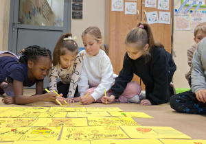 Dzień Życzliwości i Pozdrowień w klasie 1a_tworzenie Muru Życzliwości.