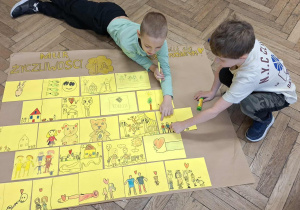 Dzień Życzliwości i Pozdrowień w klasie 1a_tworzenie Muru Życzliwości.