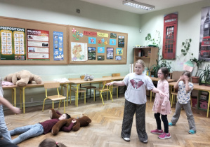 Dzień Pluszowego Misia w świetlicy szkolnej_misiowe zabawy.