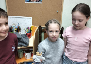 Dzień Pluszowego Misia w świetlicy szkolnej_twórcza praca świetliczaków.
