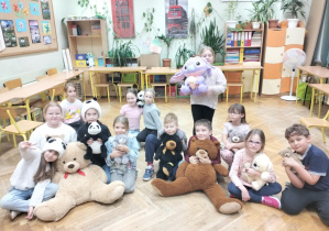 Dzień Pluszowego Misia w świetlicy szkolnej_misiowe zabawy.