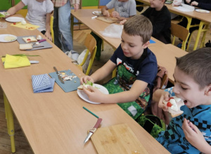 Zdrowe drugie śniadanie w klasie 2b.