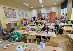 Zdrowe drugie śniadanie w klasie 2b.