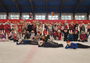 Mikołajki na lodowisku_klasy łyżwiarskie na wspólnym zdjęciu.