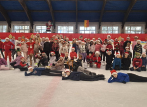 Mikołajki na lodowisku.