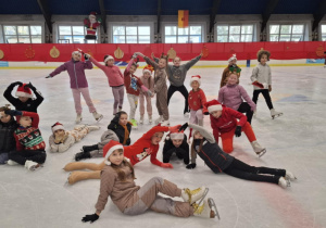 Mikołajki na lodowisku_klasa 2a.