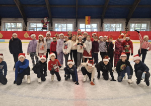 Mikołajki na lodowisku_klasy: 3a i 4a.
