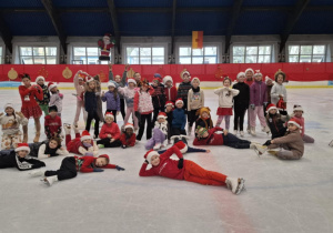 Mikołajki na lodowisku_klasy: 1a i 2a.