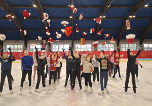 Mikołajki na lodowisku_klasy: 3a i 4a.