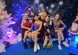 Od lewej: Daryna Sarzhan, Zuzanna Mucha, Matylda Drelich i Lena Soczyńska.