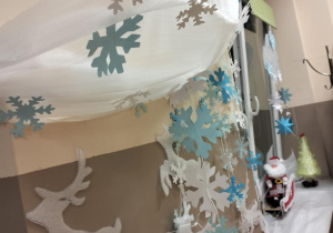 Kreatywne prace o tematyce świątecznej_dekoracja zimowa.