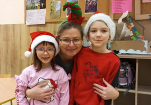 Pamiątkowe zdjęcie z nauczycielem świetlicy.