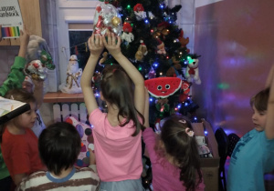 Finał akcji charytatywnej Mikołajek Dzieciom dla dzieci z Domu Dziecka_radość dzieci z Domu Dziecka.