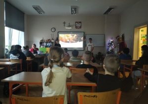"Przygotowania do Świąt"_fragment prezentacji w wykonaniu uczniów klasy 7b.
