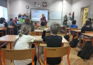 "Przygotowania do Świąt"_uczniowie świetlicy uczestniczący w zajęciach poświęconych zagadnieniom świąt na świecie_fragment prezentacji w wykonaniu uczniów klasy 7b.